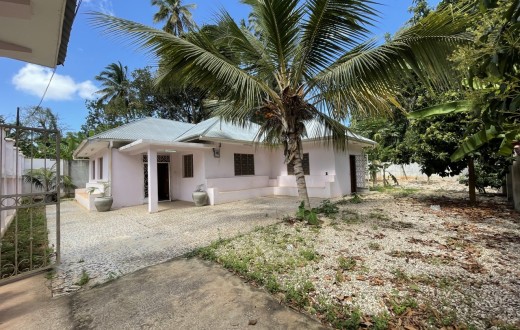 Farm House for sale in Donge